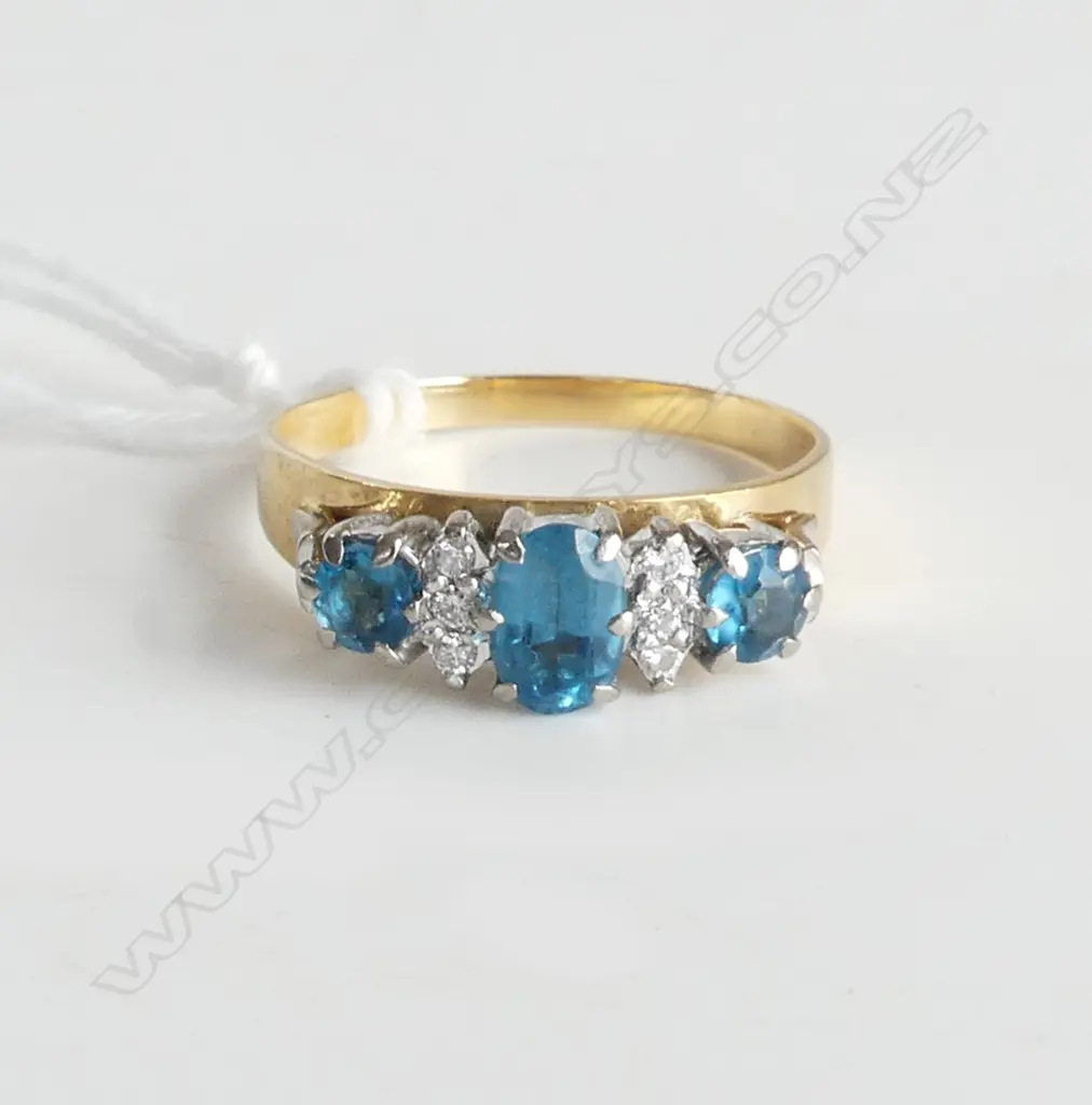 18ct BLUE TOPAZ & DIAMOND SET RING, 3.7gm, SIZE R Image 1++