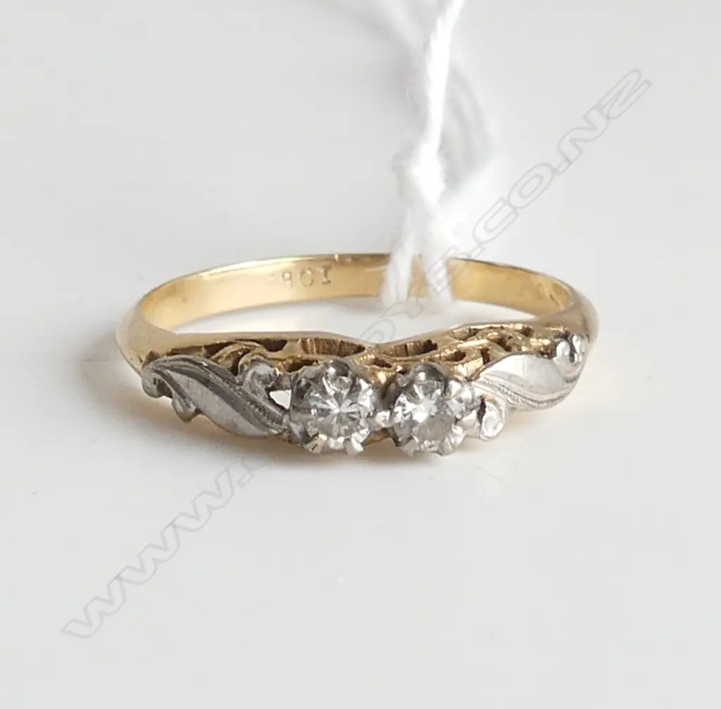 18ct GOLD 2 STONE DIAMOND 1940'S RING 2.54gms  SIZE N 1/2 Image 1++