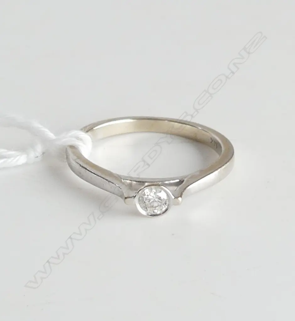 14ct WHITE GOLD & 0.14ct DIAMOND SOLITAIRE RING, 2gm, SIZE J Image 1++