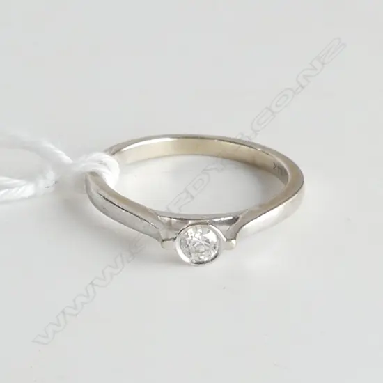 14ct WHITE GOLD & 0.14ct DIAMOND SOLITAIRE RING, 2gm, SIZE J