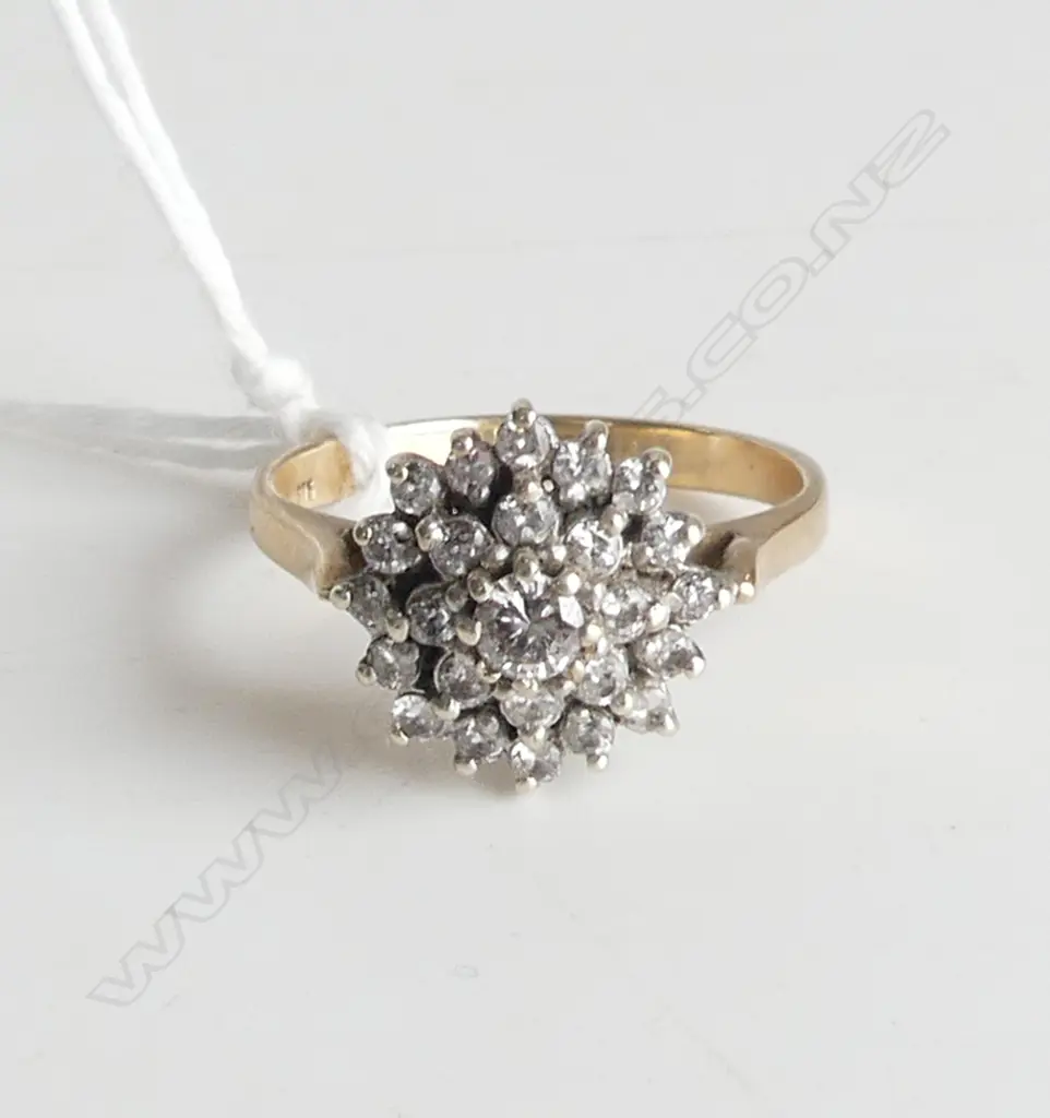 9ct DIAMOND SNOW FLAKE DESIGN CLUSTER RING 2,88gms Image 1++