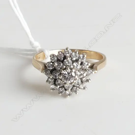 9ct DIAMOND SNOW FLAKE DESIGN CLUSTER RING 2,88gms