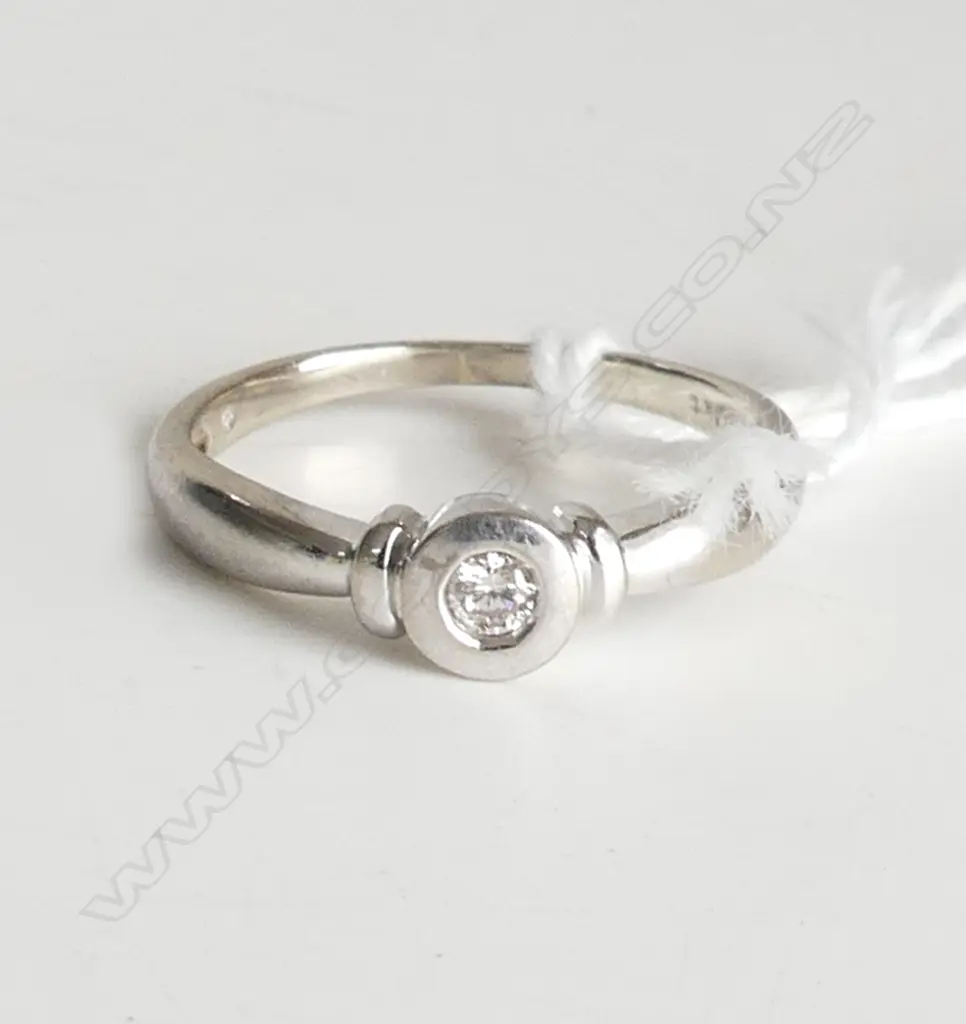 9ct WHITE GOLD & DIAMOND SOLITAIRE RING, 2gm, SIZE O Image 1++