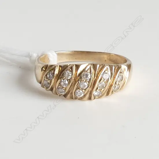 9ct CZ SET DRESS RING, 2.5gm, SIZE J