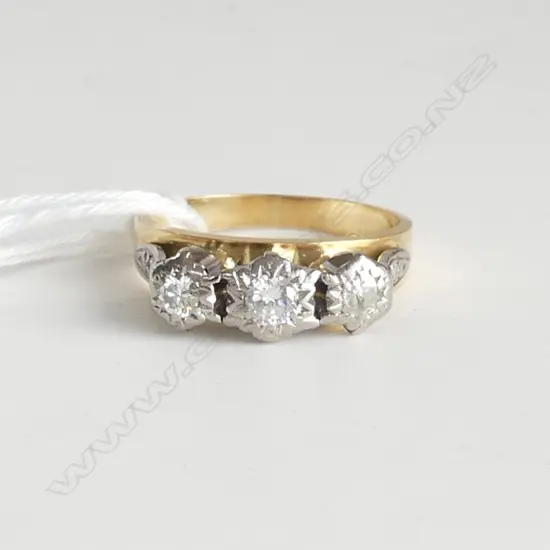 18ct 3 DIAMOND SET RING, 4.7gm, SIZE K