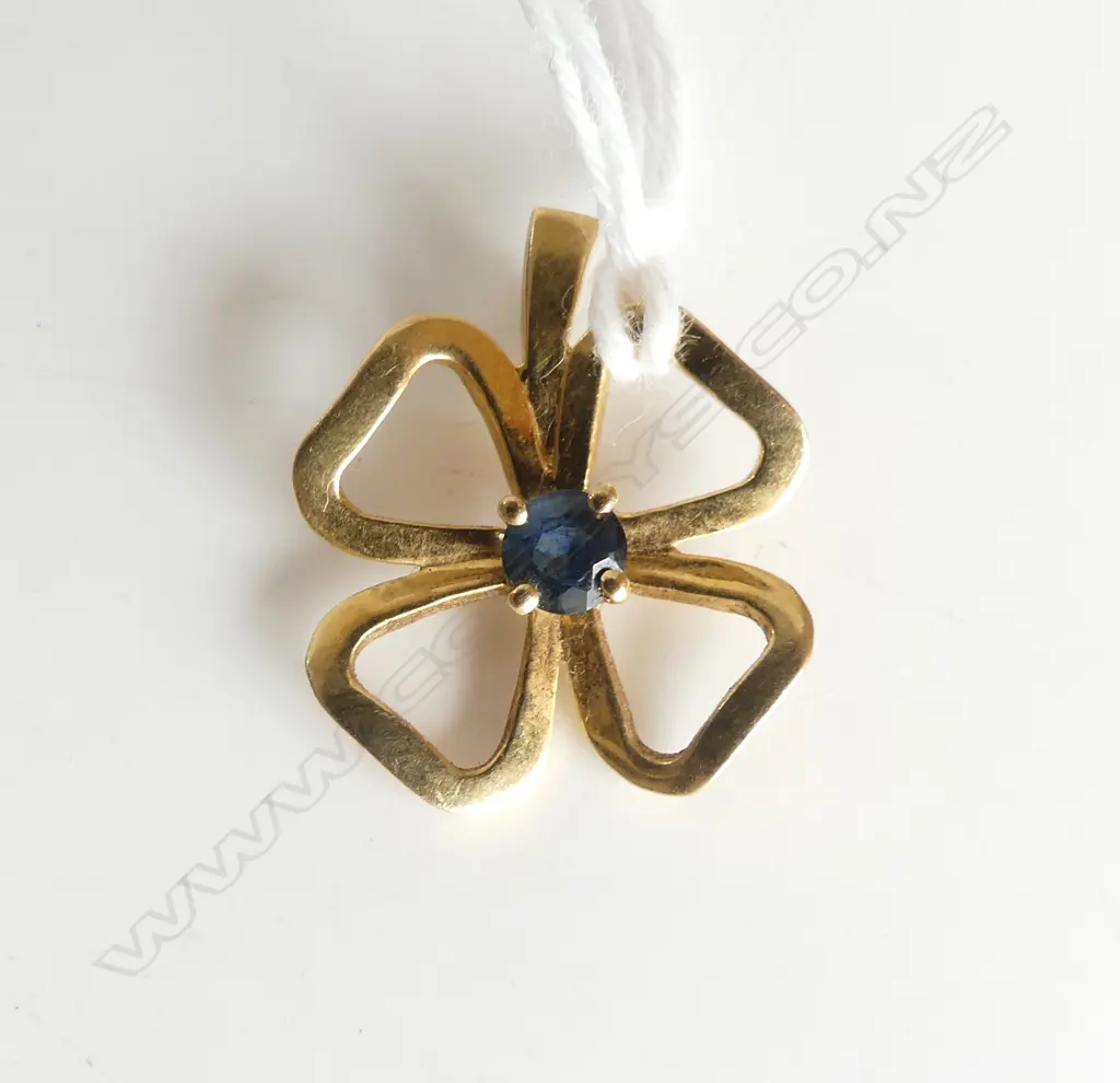 18CT SAPPHIRE SHAMROCK PENDANT 2.7 GRAMS Image 1++