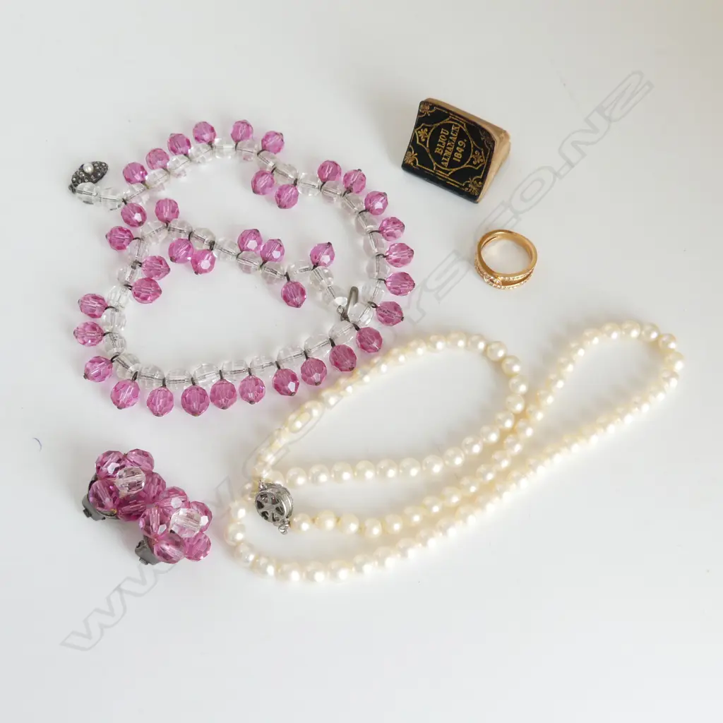 ASST. JEWELLERY; NECKLACES, PEARL & CRYSTAL (+ EARRINGS), GP RING, BIJOU ALMANAC 1849 H.30mm Image 1++