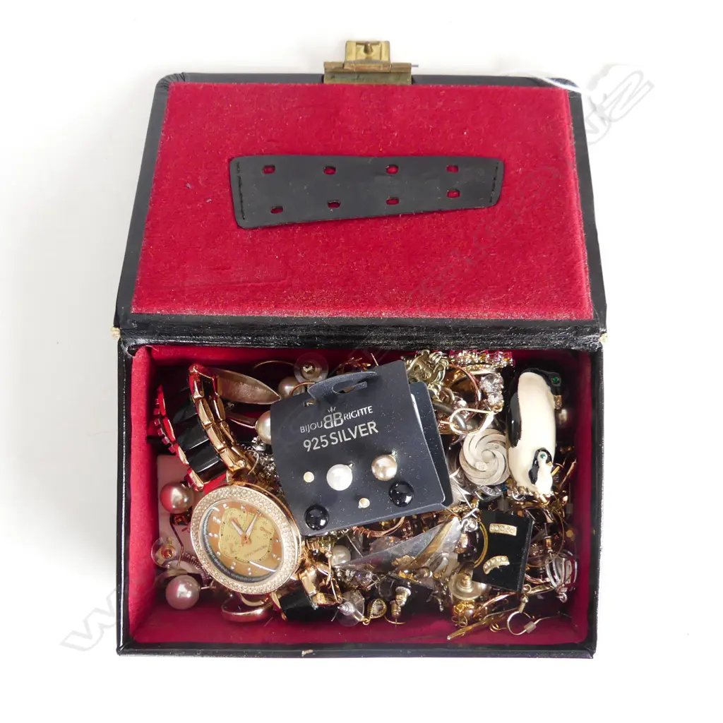 JEWELLERY BOX OF COSTUME & SILVER JEWELLERY, EARRINGS, BRACELETS ETC Image 1++
