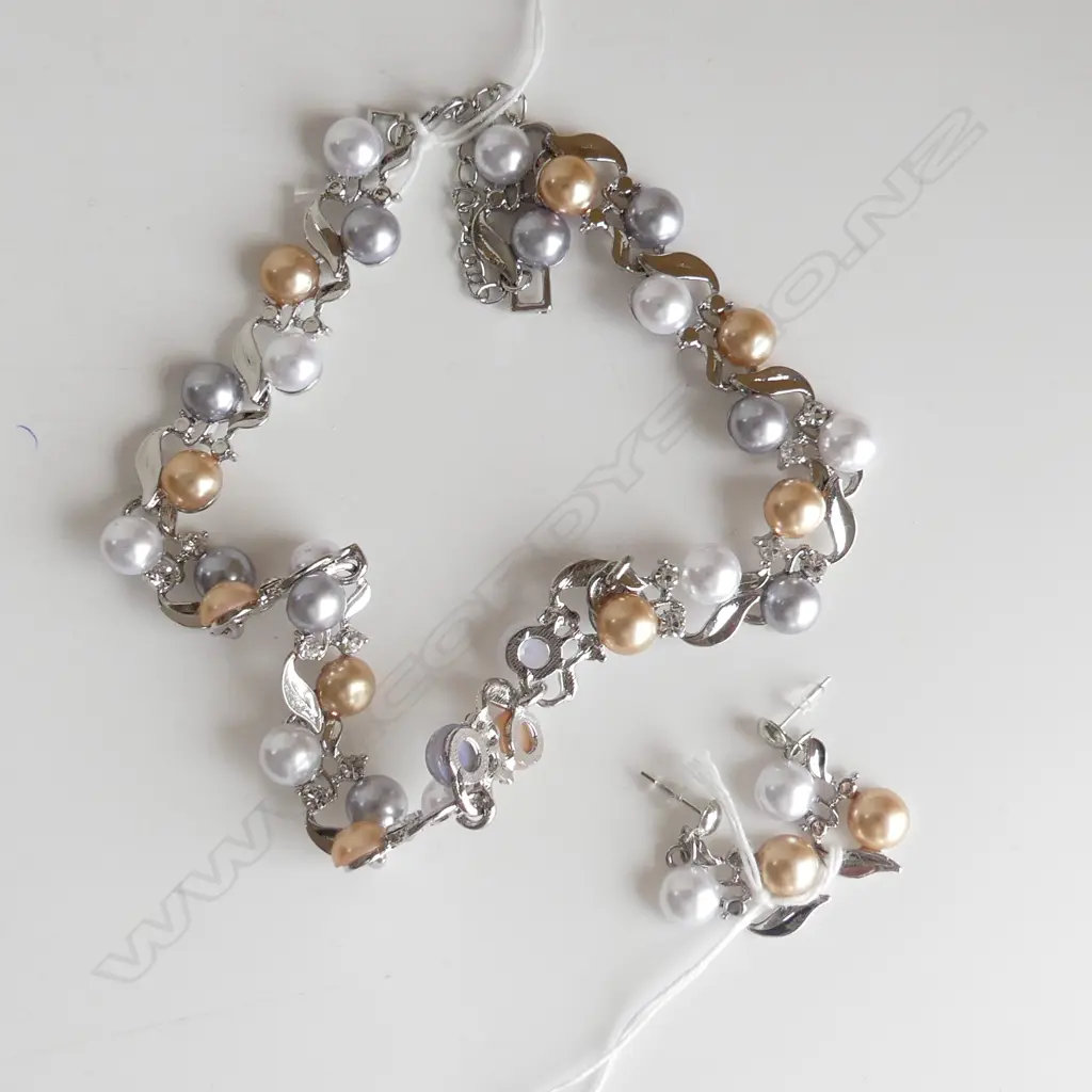 COSTUME SILVER METAL & FAUX PEARL NECKLACE & PR EARRINGS Image 1++