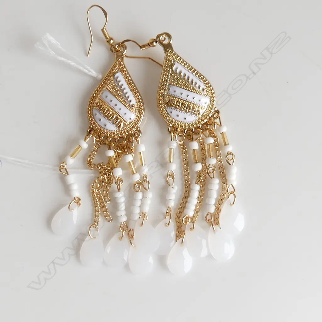 2 PC, GOLD METAL OPENING SPHERE ON LONG CHAIN & PR GOLD & WHITE COLOURED BEADED EARRINGS Image 1++