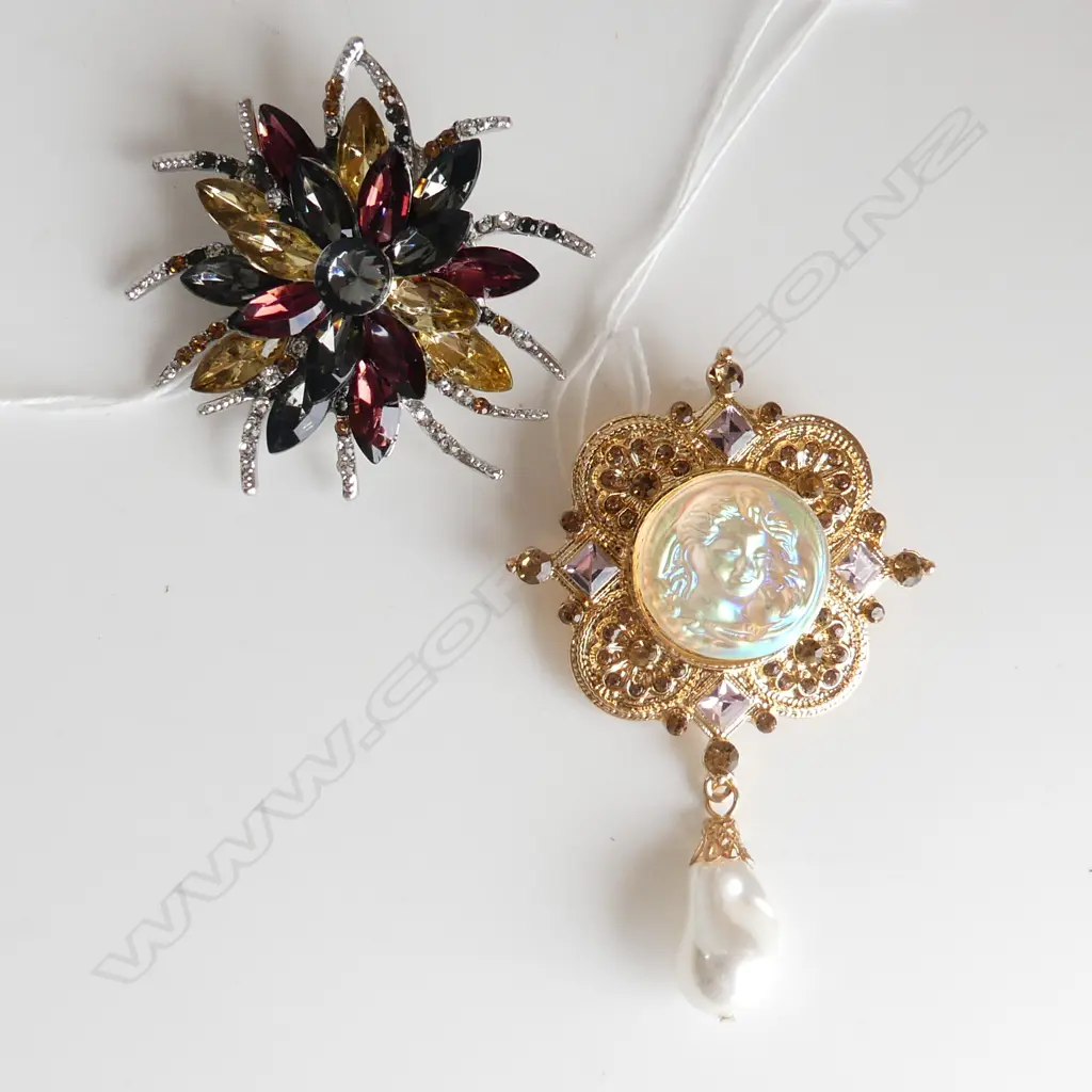 2 LRG COSTUME BROOCHES, 1 w AUTUMNAL COLOURED PETALS & 1 GOLD COLOURED METAL w LILAC DETAIL & HANGING PEARL Image 1++