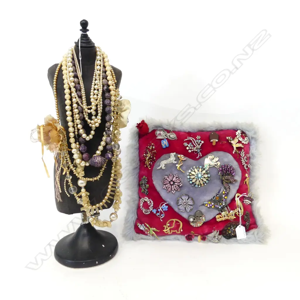 DRESSINGTABLE TORSO WITH NECKLACES & VELVET CUSHION & BROOCHES Image 1++