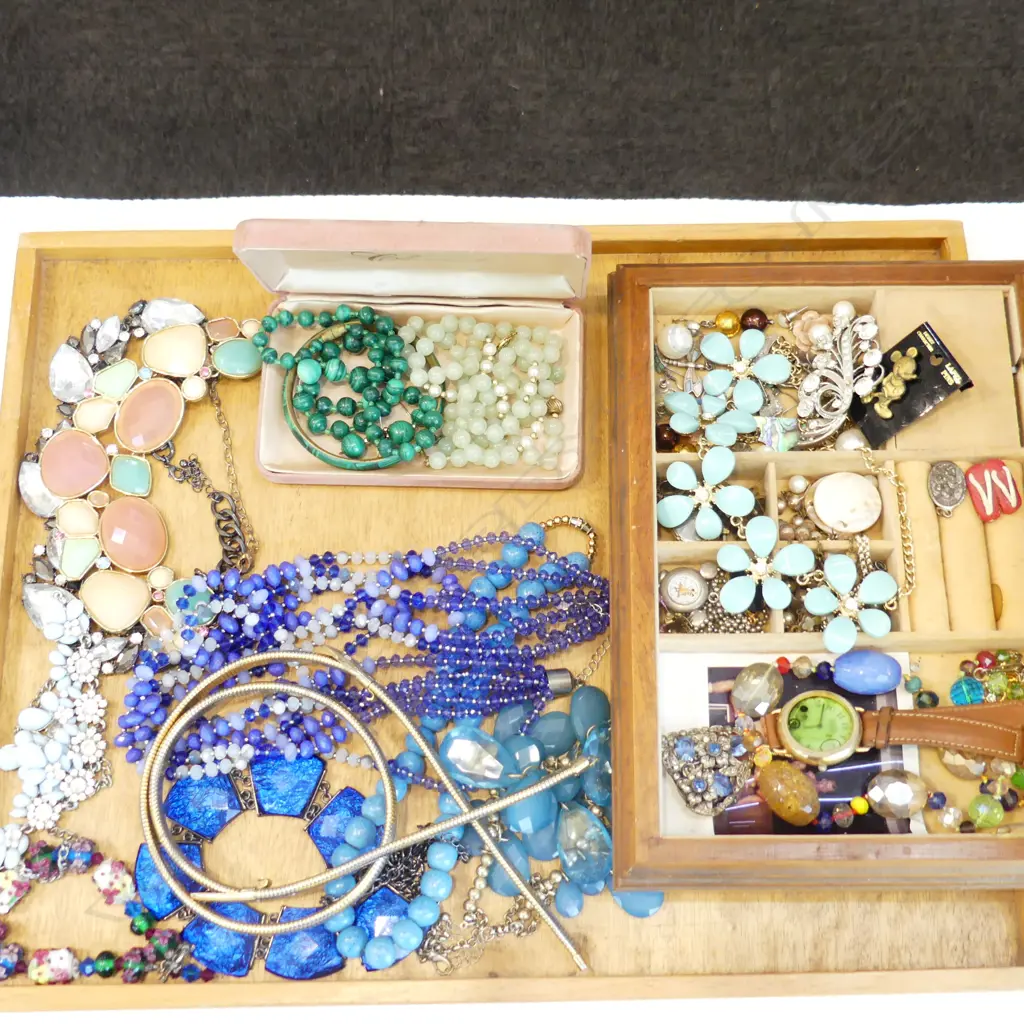 TRAY OF COSTUME JEWLERY Image 1++