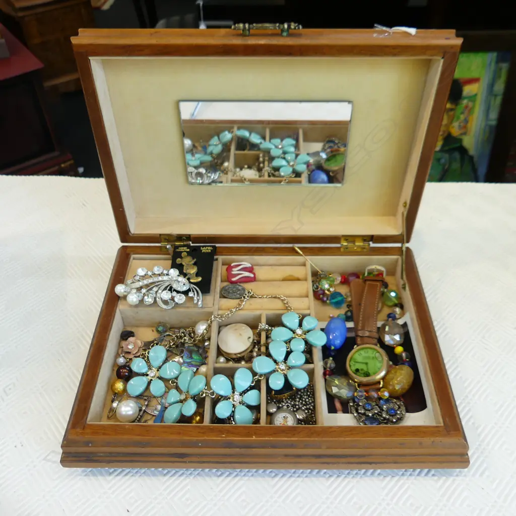 TRAY OF COSTUME JEWLERY Image 1++