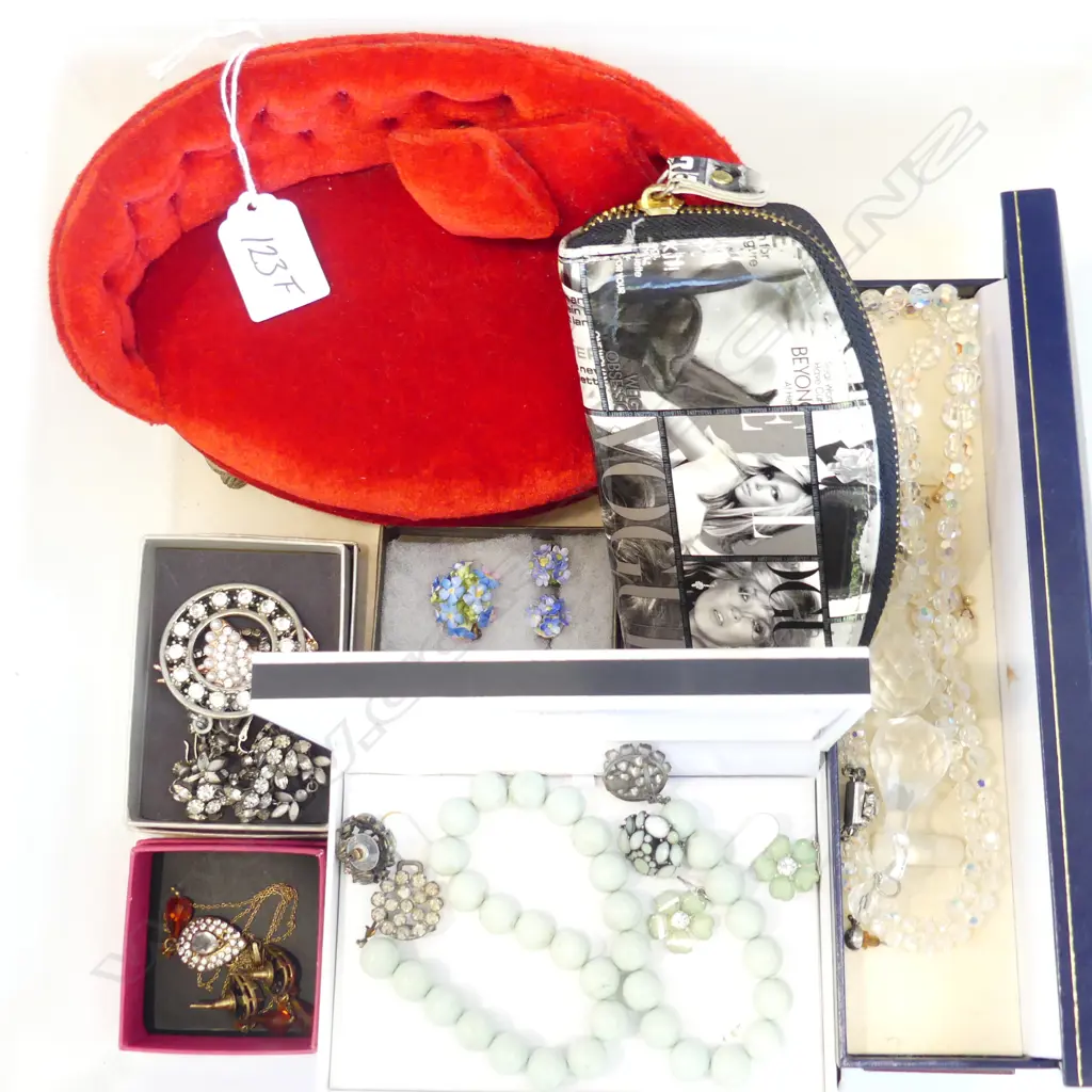 TRAY OF COSTUME JEWLERY Image 1++