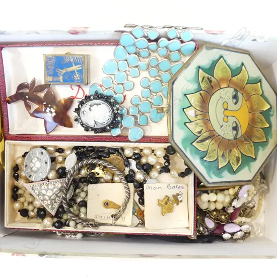 TRAY OF COSTUME JEWLERY