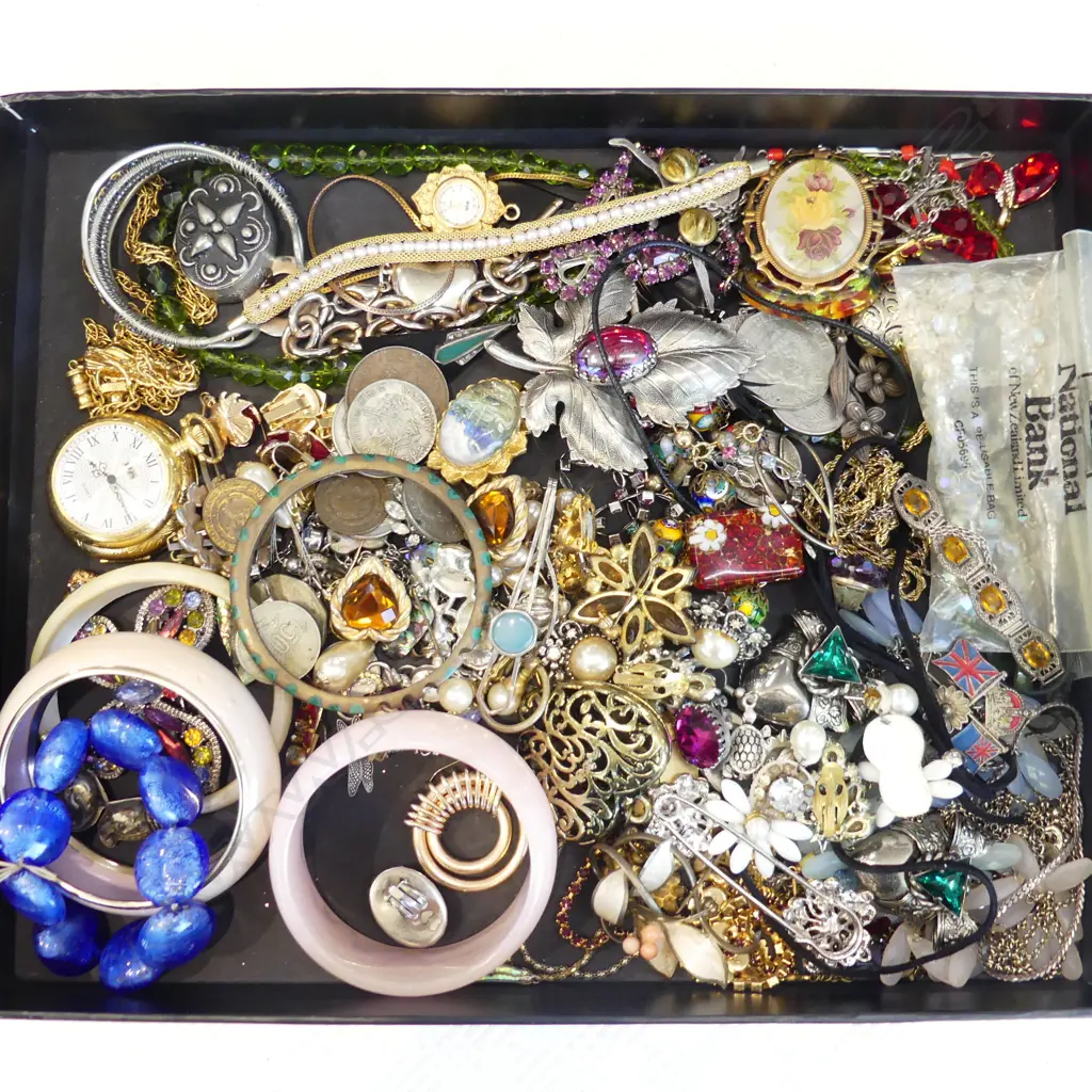 TRAY OF COSTUME JEWLERY Image 1++