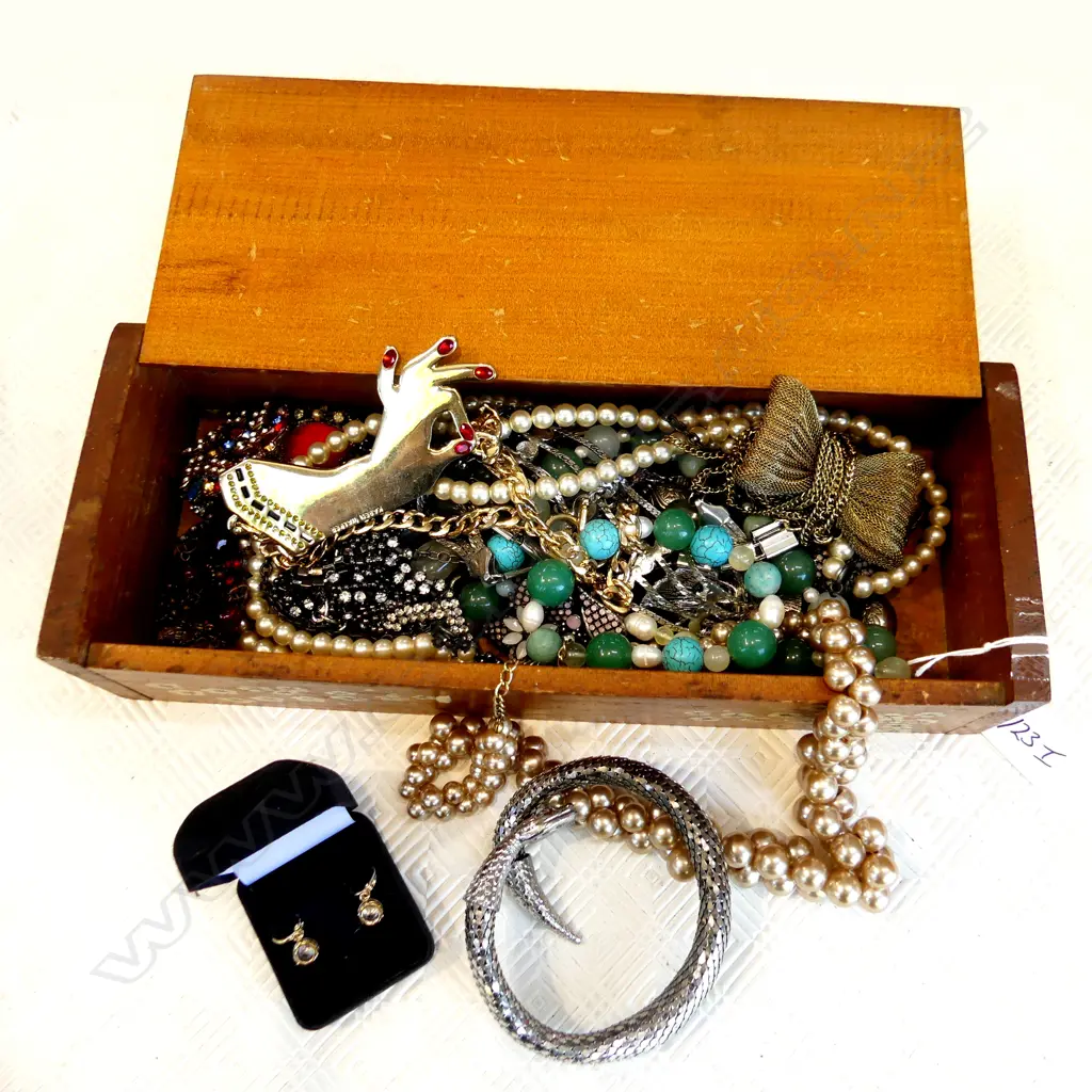 NZ NATIVE PAINTED BOX FULL OF COSTUME JEWLERY Image 1++