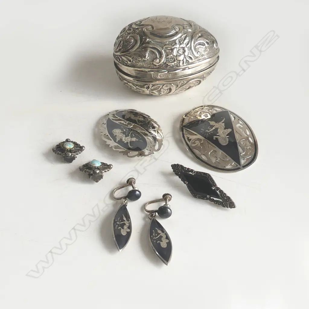 6 PCES STG; EGG CONTAINER, 2 PRS EARRINGS, 2 BROOCHES 69.7 GR Image 1++