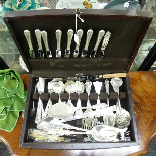 8 SETTING SHELL DESIGN CUTLERY IN CANTEEN w 5 SILVER PLATE SERVING SPOONS ETC