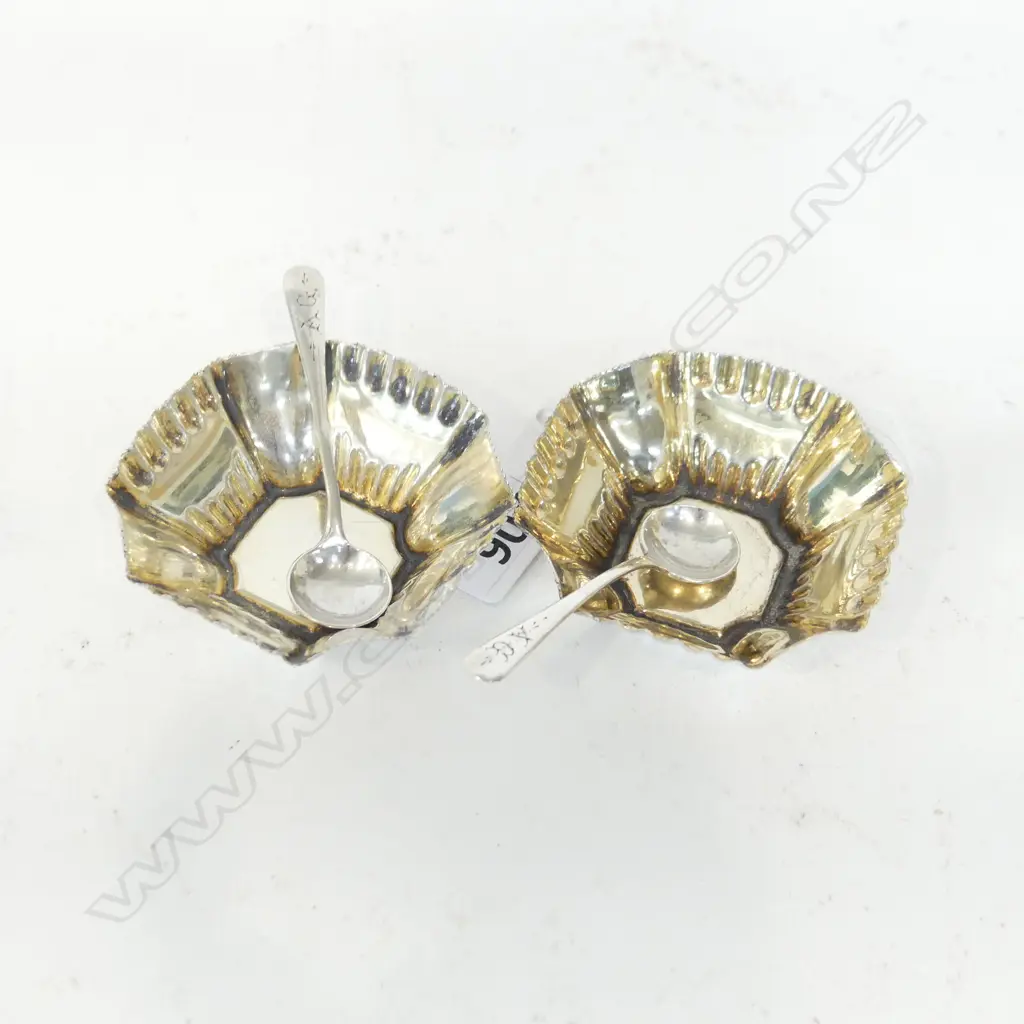 PAIR OF STERLING SILVER GILDED SALT DISHES AND SPOONS, BIRMINGHAM 1900, D.52mm Image 1++