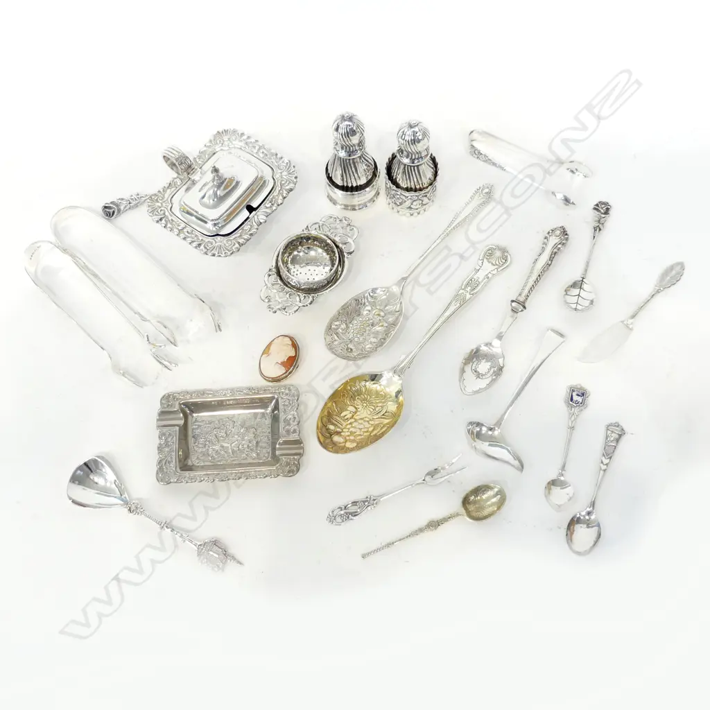 SILVER PLATED ITEMS INCLUDING BERRY SPOONS TONGS S&P ETC Image 1++