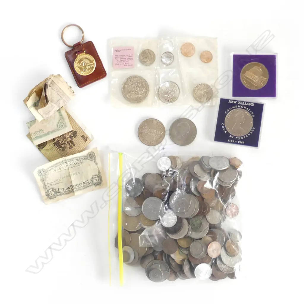 ASST. WORLD NOTES & COINS Image 1++