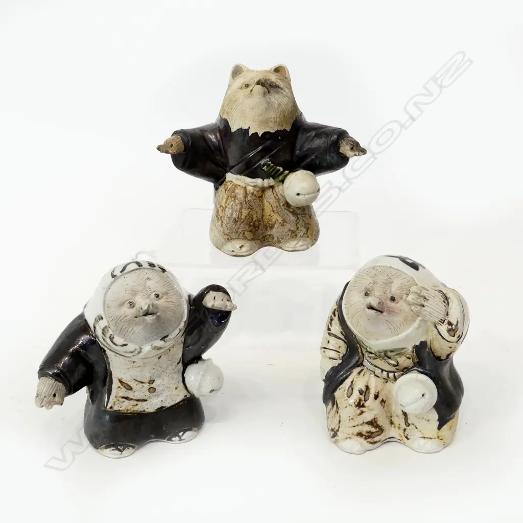 3 JAPANESE TANUKI POTTERY BEAR FIGURES H.125mm Image 1++