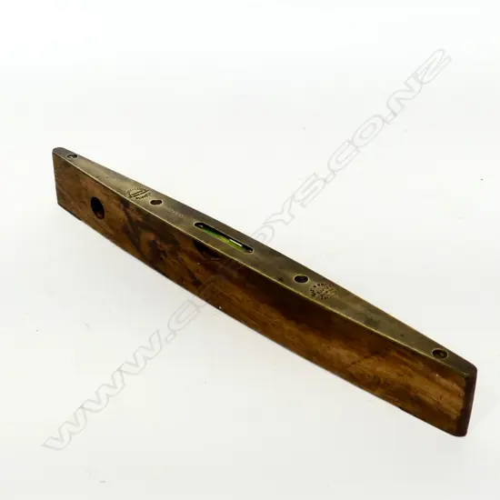 ANTIQUE BRASS MOUNTED WOODEN COMBINATION SPIRIT LEVEL BOAT SHAPE BY ELLIOT LUCAS ELVICTA CANNOCK ENGLAND NO.526, L.300mm