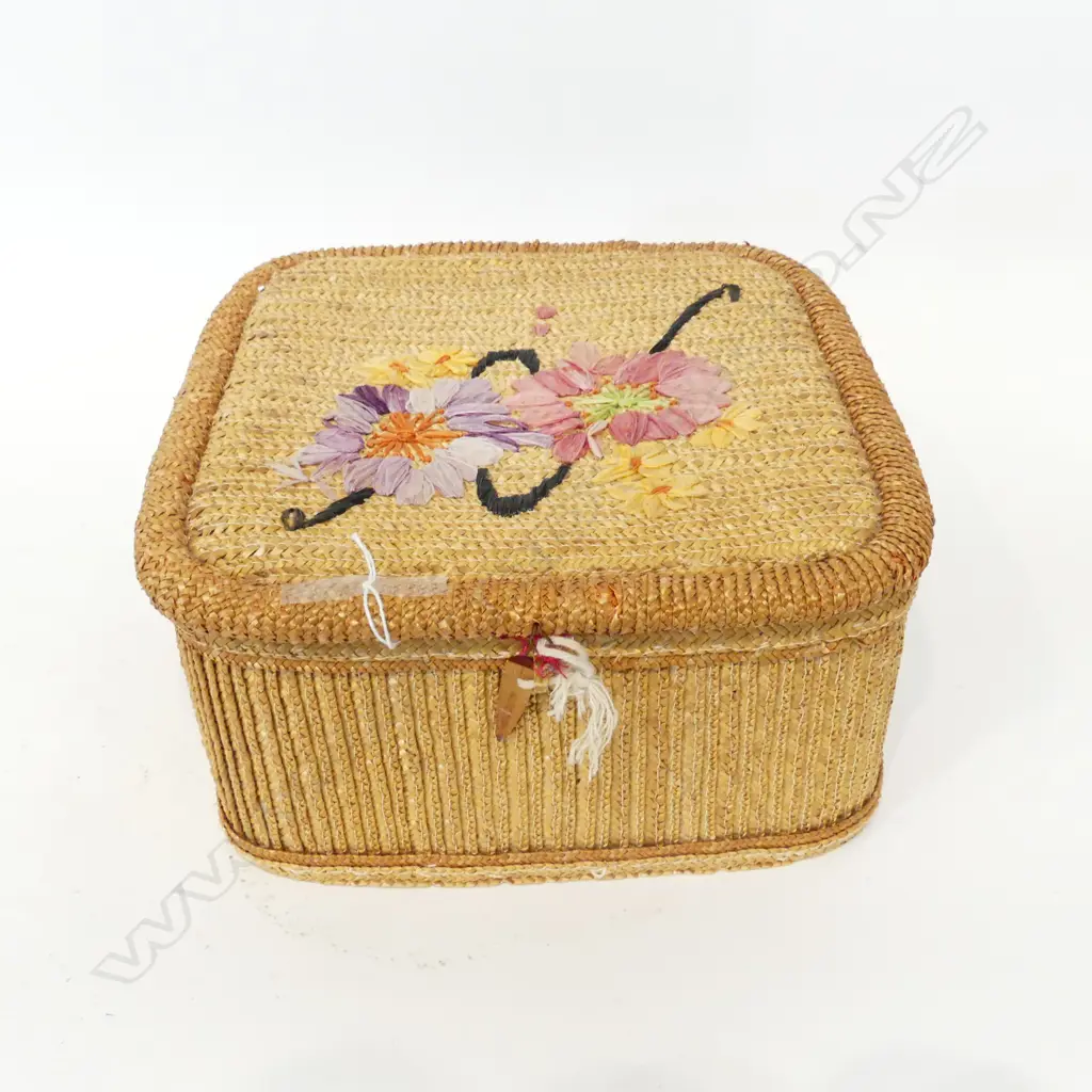 VINTAGE RATTAN SEWING BASKET  Image 1++