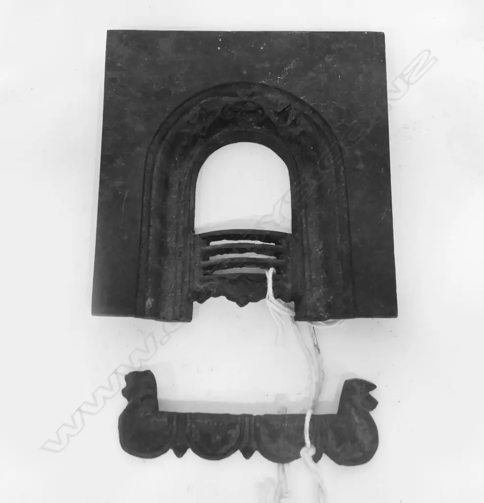 VICTORIAN TRAVELLERS SAMPLE CAST IRON FIRE PLACE AND FENDER, L. 150mm Image 1++