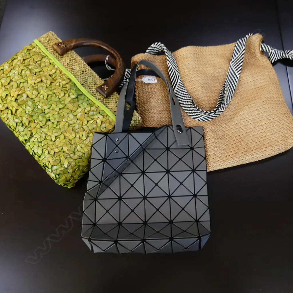 3 ASST. HANDBAGS Image 1++
