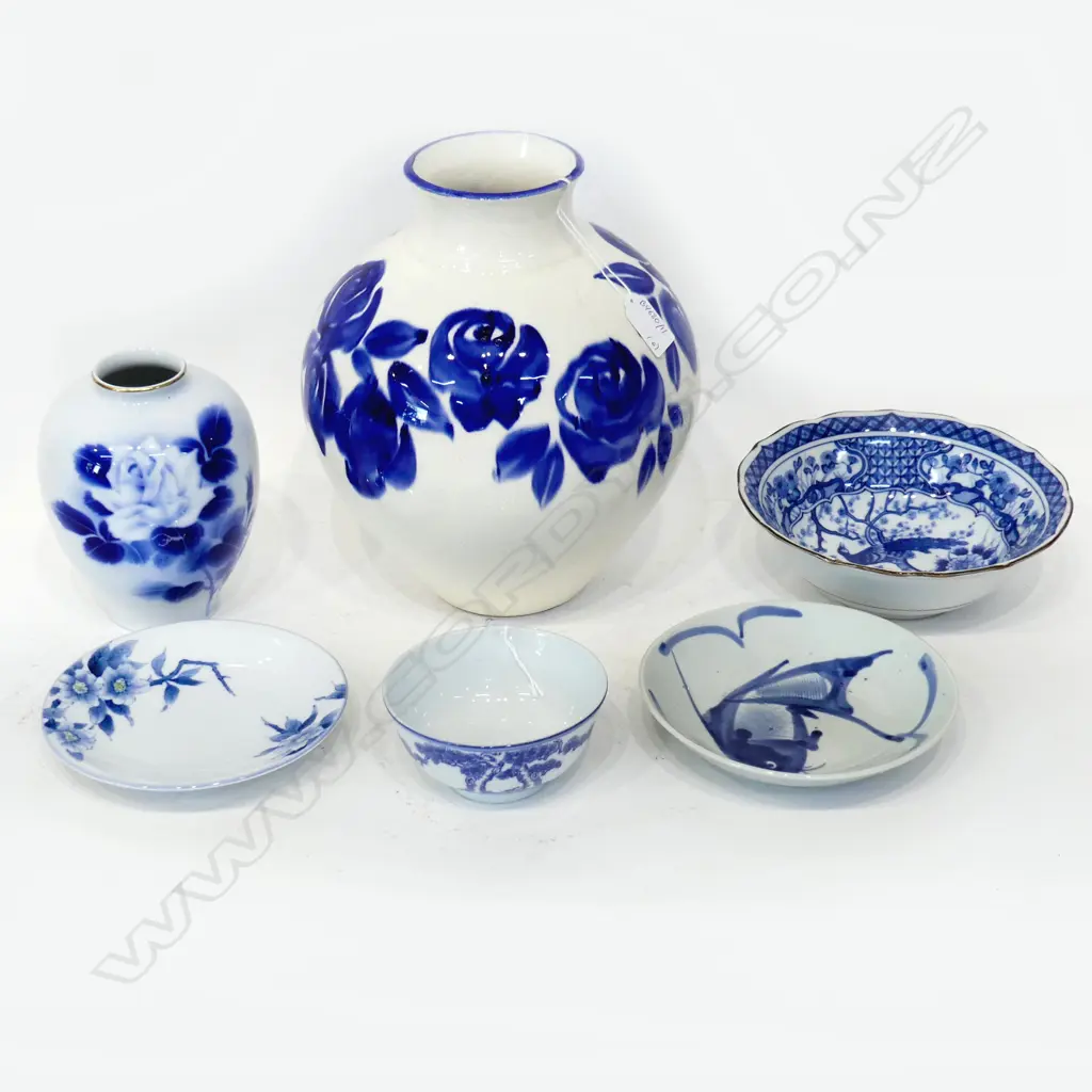 ASST OF ORIENTAL BLUE AND WHITE CERAMICS WITH LARGE VASE H 280 MM Image 1++