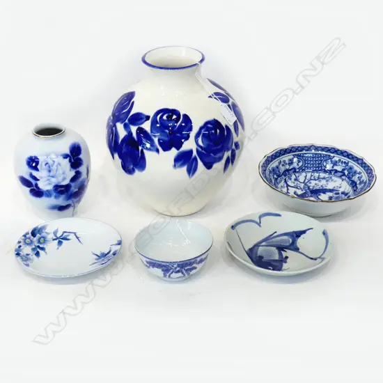 ASST OF ORIENTAL BLUE AND WHITE CERAMICS WITH LARGE VASE H 280 MM