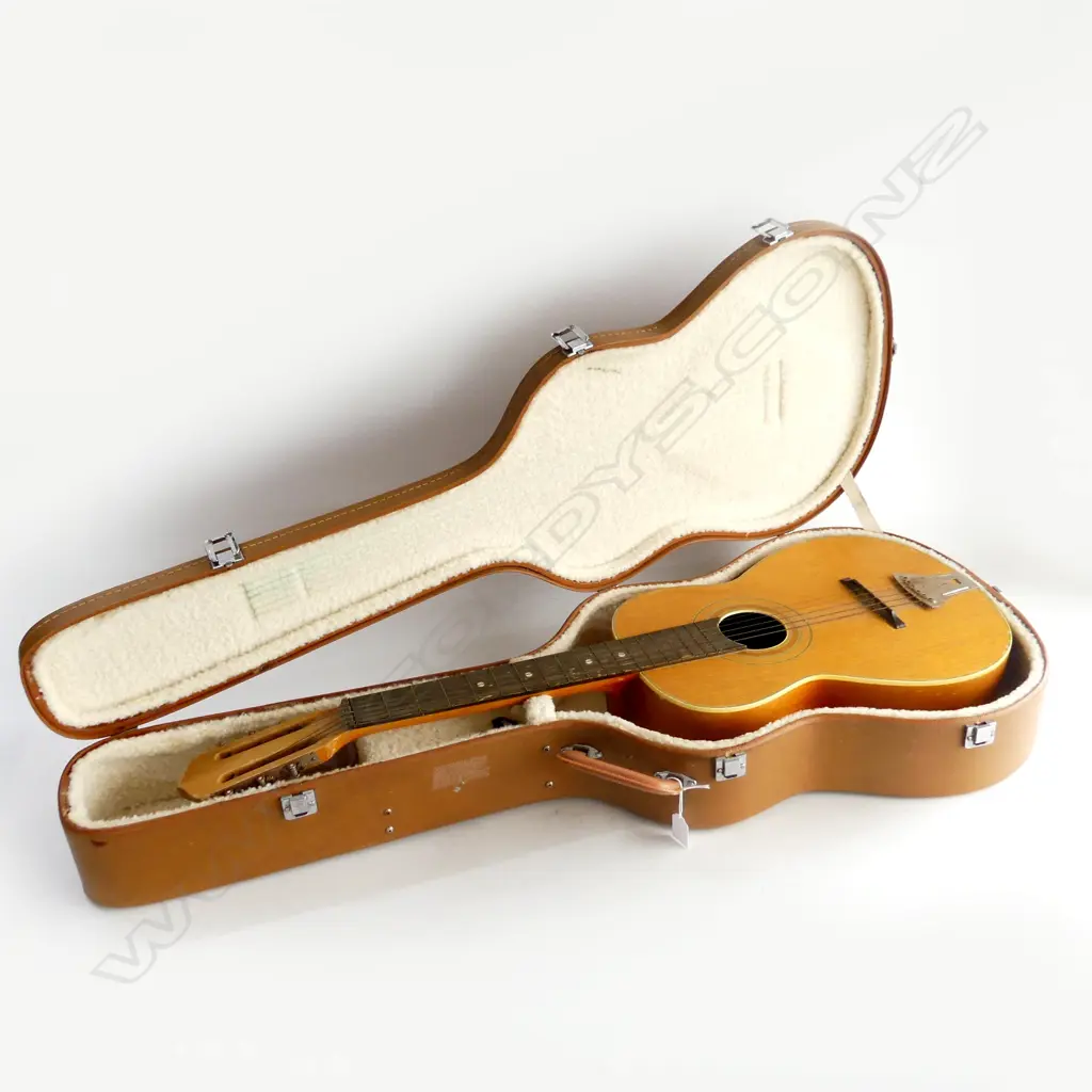 VINTAGE SUZUKI GUITAR L.940mm, CASED Image 1++
