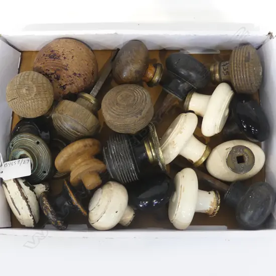 BOX OF 19 ASSORTED DOOR HANDLES & KNOBS – WOODEN, PORCELAIN, METAL ETC