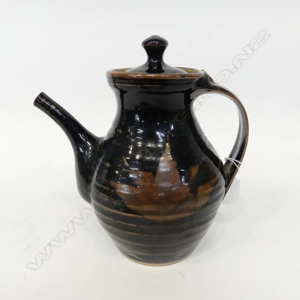 WARREN TIPPETT COFFEE POT WITH A DARK BLACK OVER GLAZE ON A TENMOKU BASE GLAZE WITH A WAX RESIST LEAF PATTERN  H 200 MM Image 1++