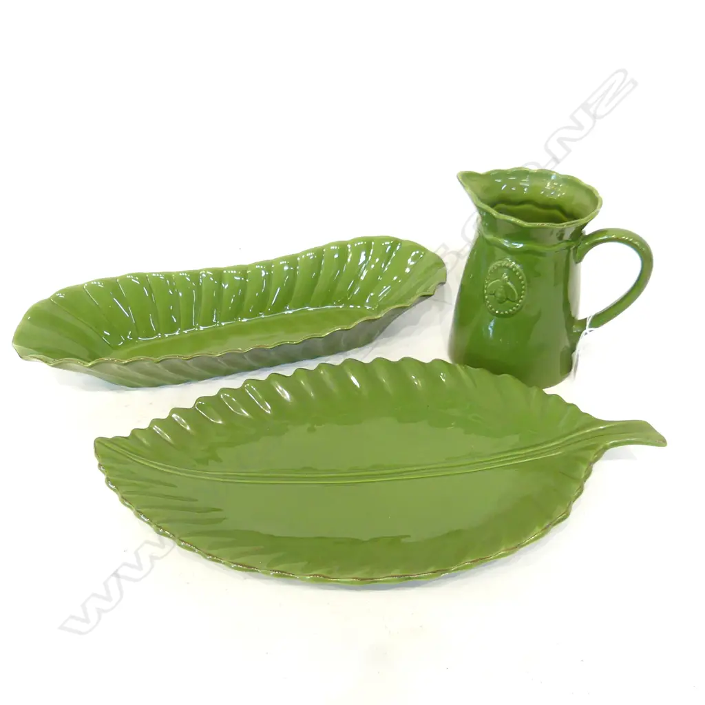 3 PCES GREEN 'CREATIVE COLLECTIONS'; 2 PLATTERS L.485mm + JUG H.190mm Image 1++