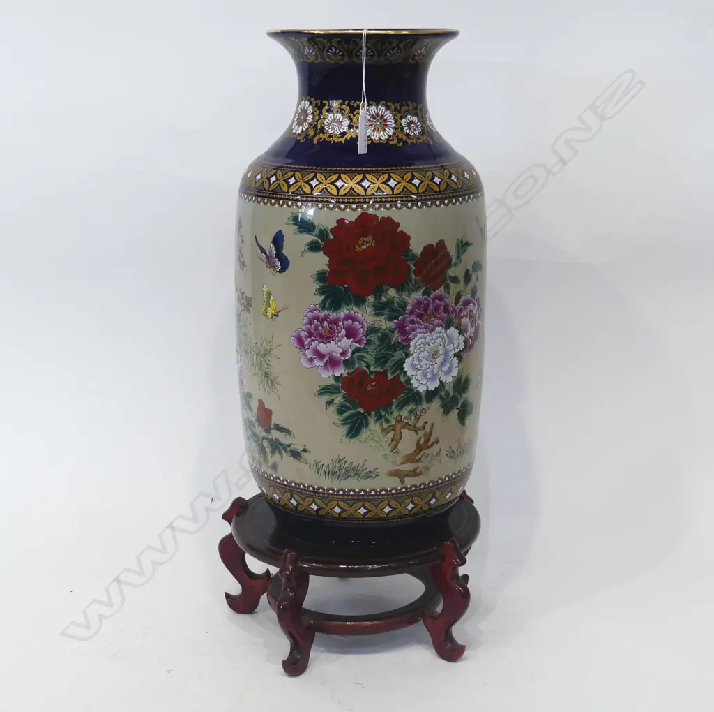 LG CHINESE VASE ON STAND H.570mm Image 1++