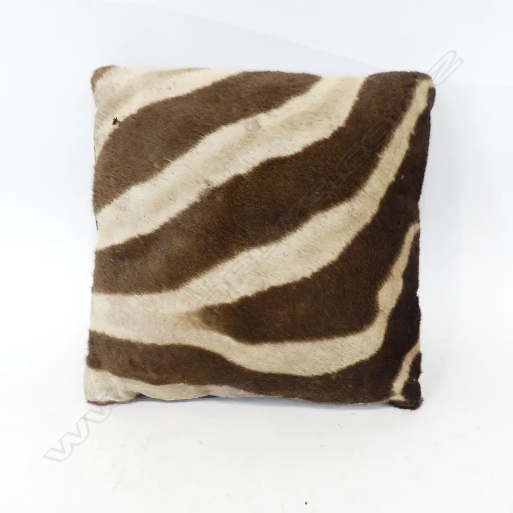 HIDE CUSHION 400x400mm some wear Image 1++