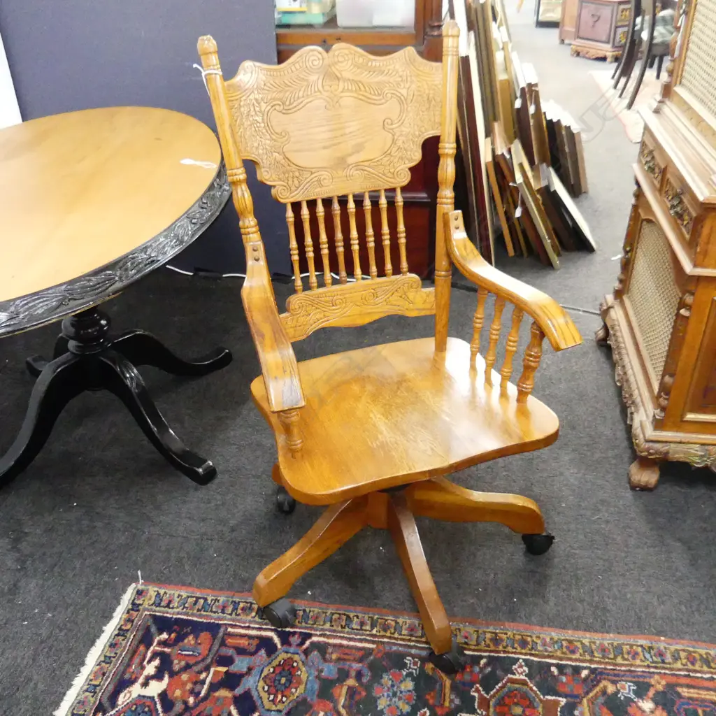 SPINDLE BACK ROTATING OFFICE CHAIR Image 1++