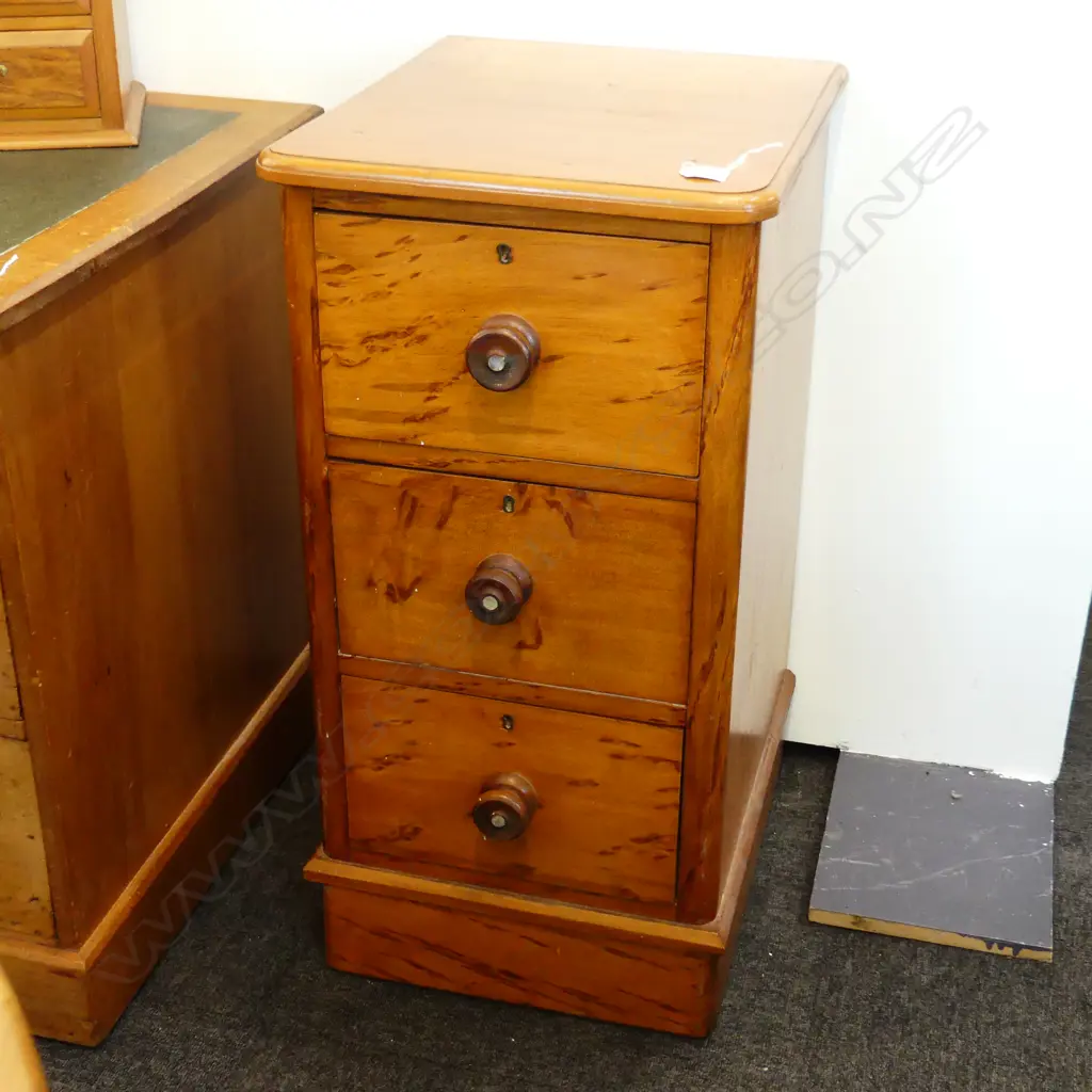 COLONIAL MOTTLED KAURI 3 DRAWER BEDSIDE CABINET H.815mm Image 1++
