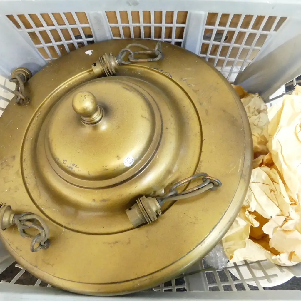 BOX LOT OF VINTAGE KERO & LIGHT FITTINGS Image 1++