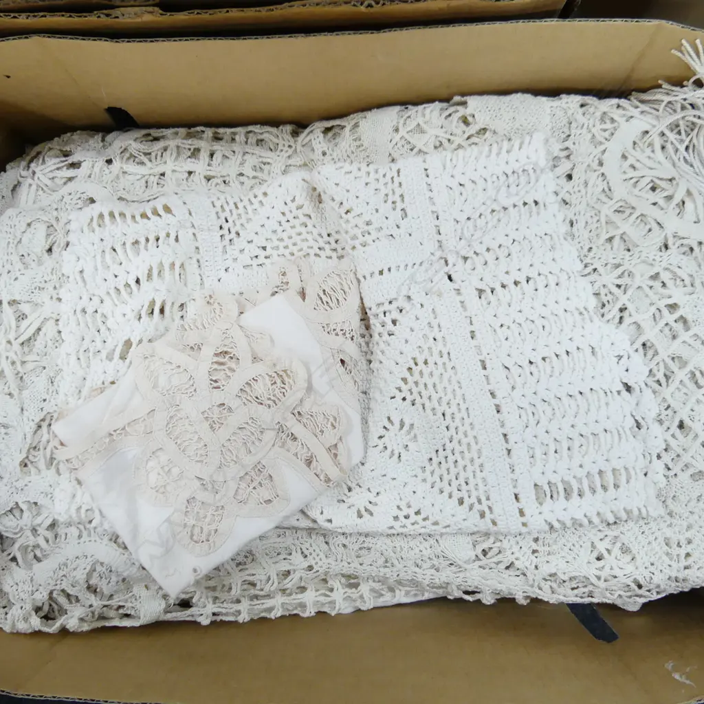 BOX LOT OF NICE LINEN/ TABLE CLOTHS ETC Image 1++