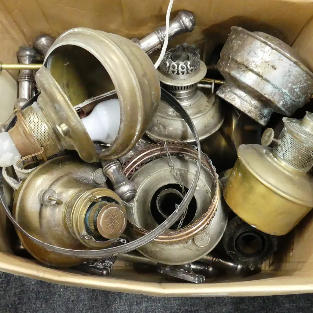 BOX LOT KERO LAMP FITTINGS Image 1++