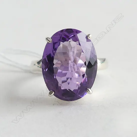 SILVER SET AMETHYST RING, OVAL CUT SIZE Q