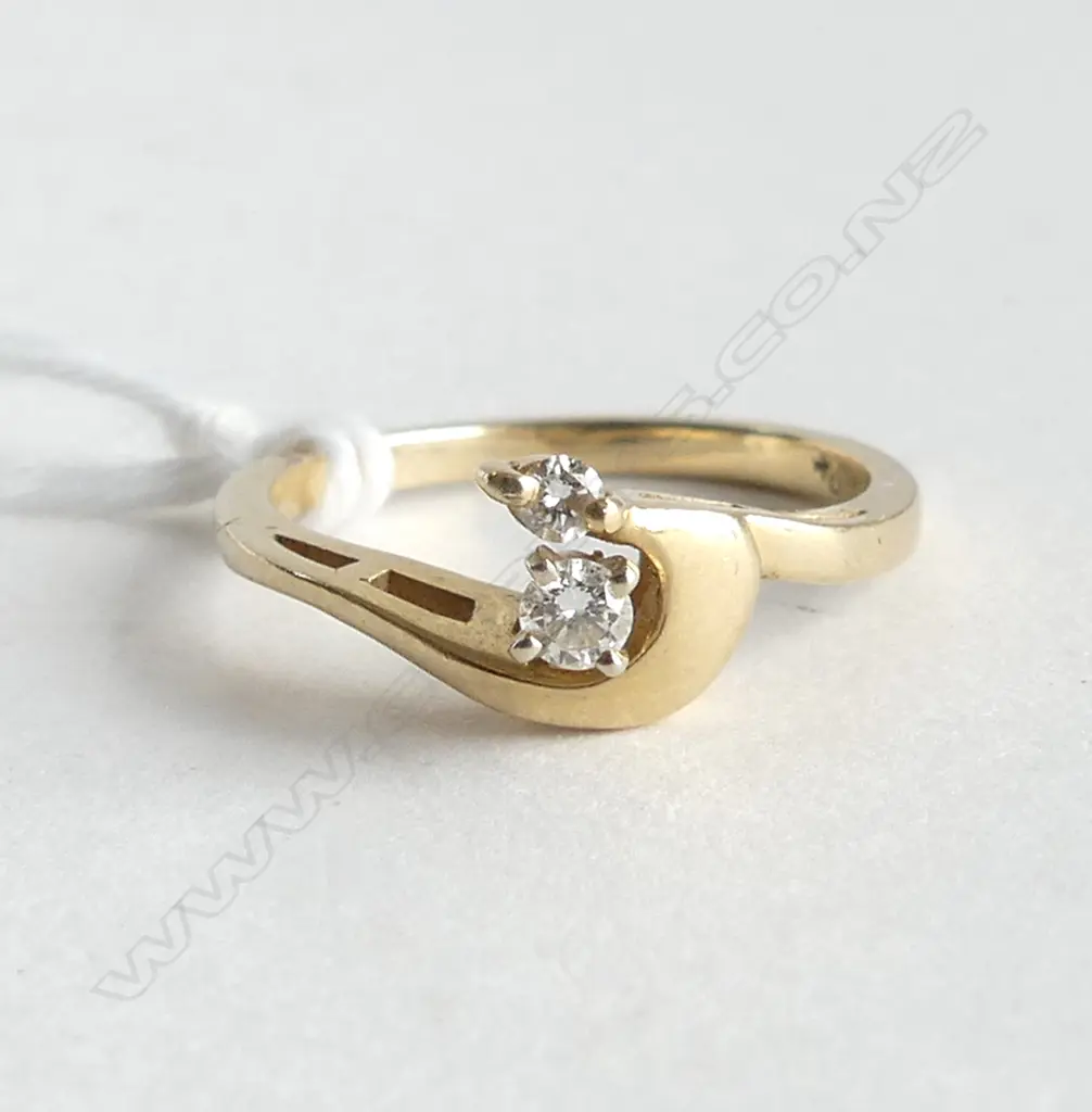 14ct YELLOW GOLD & 2 DIAMOND RING 2.46gms SIZE L Image 1++