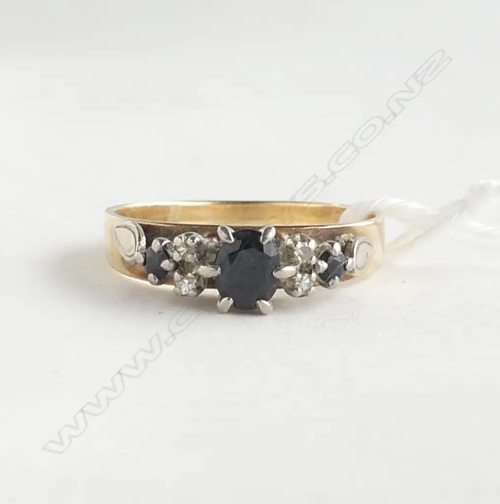 9ct DIAMOND &  DARK SAPPHIRE RING 2.7gm SIZE P Image 1++