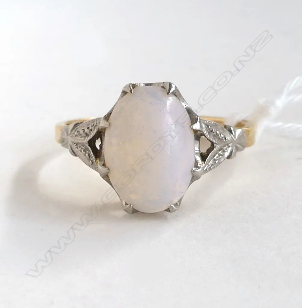 18CT MOONSTONE RING 3.9gms SIZE Q (SURFACE ABBRADED) Image 1++