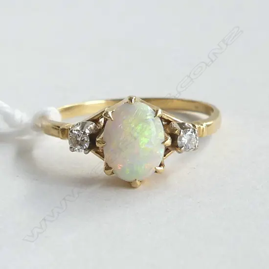 18CT OPAL & DIAMOND RING 3.2gms SIZE T